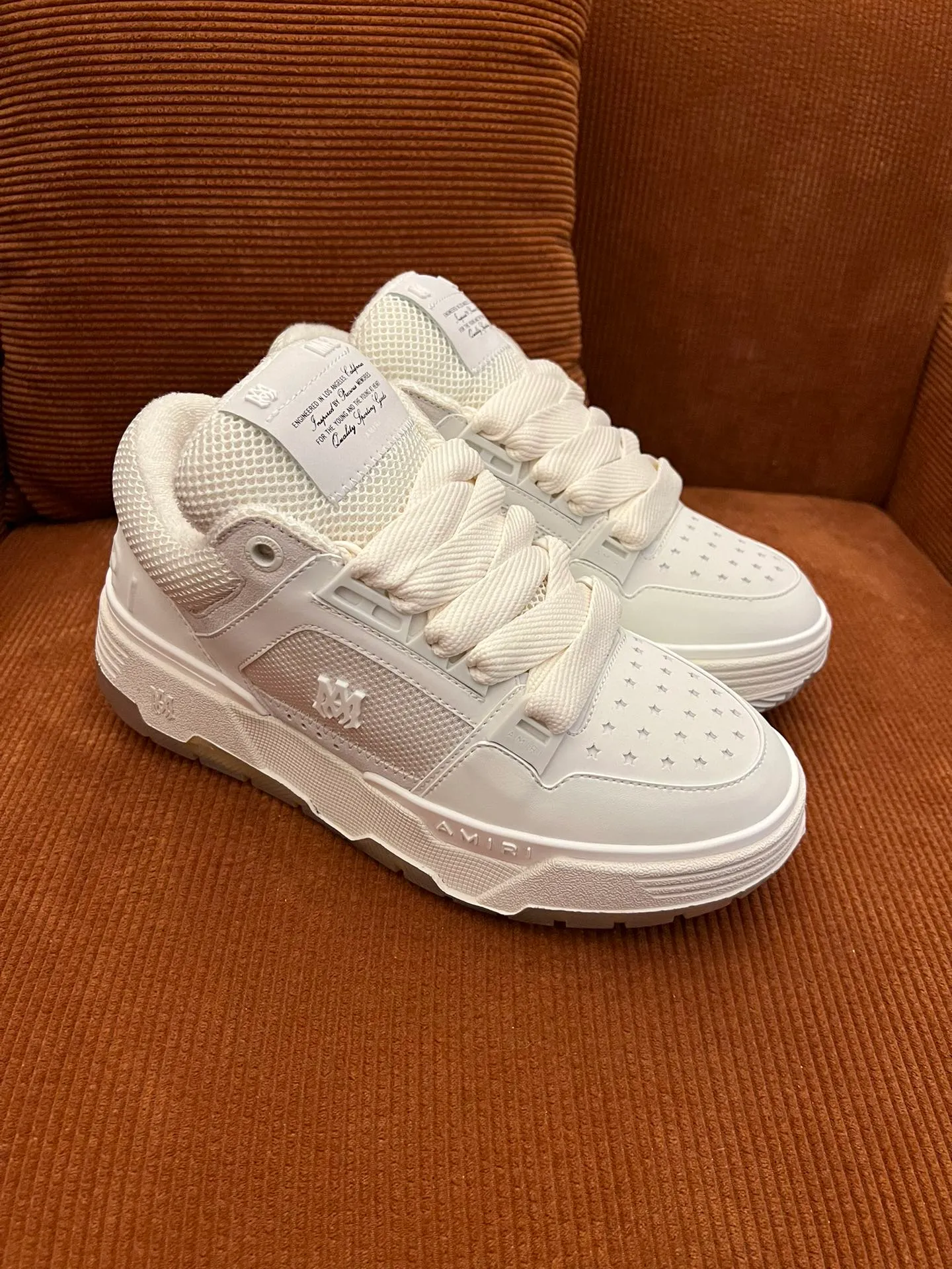 p620💰Men's shoes Amiri Emile's 2023 spring and summer new MA-1 bread shoes, couple models, casual sports shoes, sneakers Amiri gave up the rock punk style in the new season and used a large number of unsaturated colors, Morandi tones, whether you see or wear them, it will make people very happy. The large tongue of the bread shoes continues, shortens the length of the shoe body, thickens the midsole, and the toe part is more rounded. Amiri's brand letters and MA logo appear on the side of the shoe. Fabric: Original customized imported first-layer cowhide + mesh. Lining: Original customized breathable towel lining. Outsole. Foam combination material. Bottom thickness: 4CM. Size: Men's 39-45